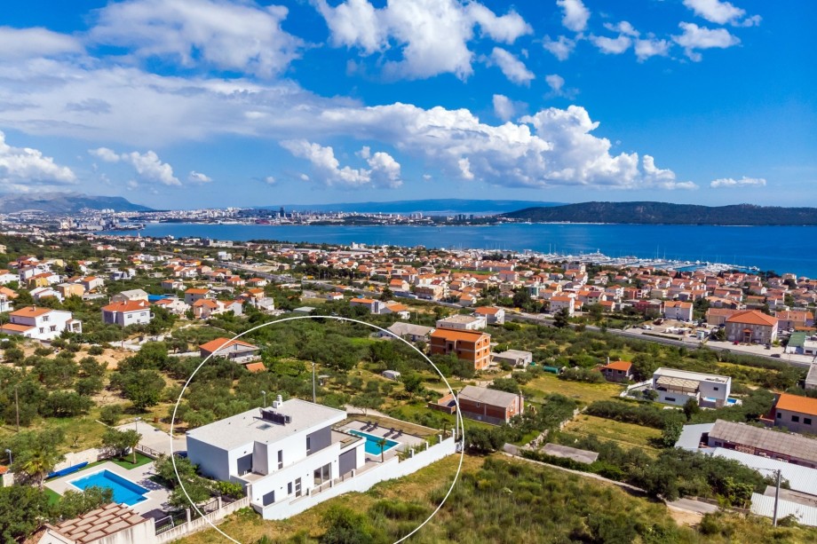 Perfectly located to get to the beach, supermarkets, restaurants in 5 min drive