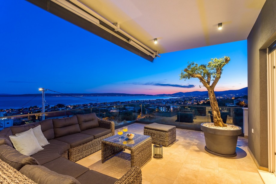 Quiet environment, and still only 5 min drive to the beach and many restaurants.