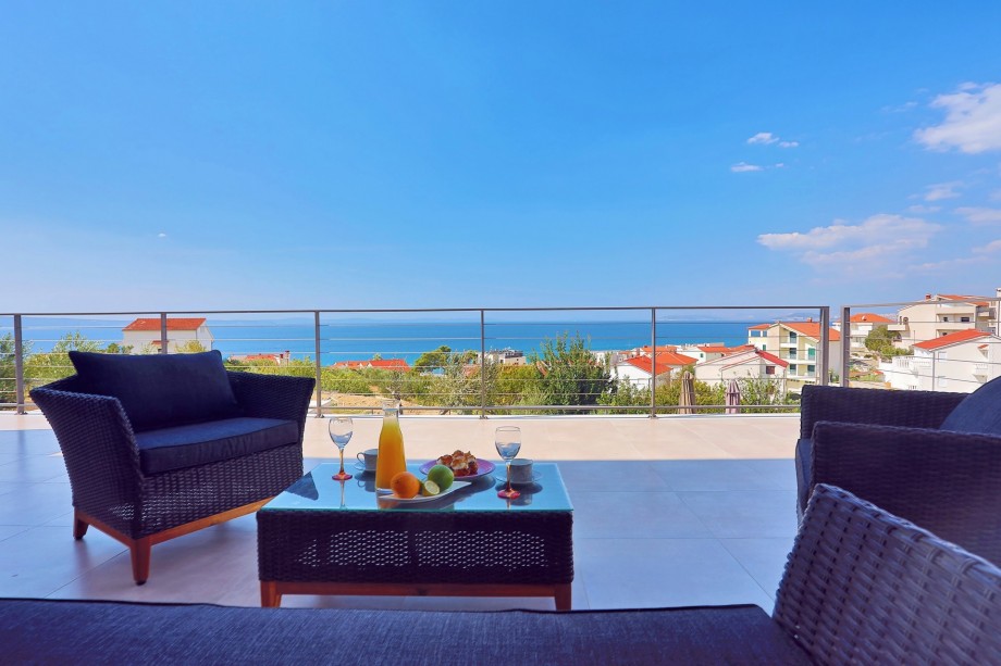 Comfortable lounge corner on the covered terrace (ground floor)