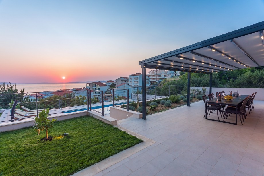 Prepare a delicious BBQ dinner and enjoy in amazing sunset!