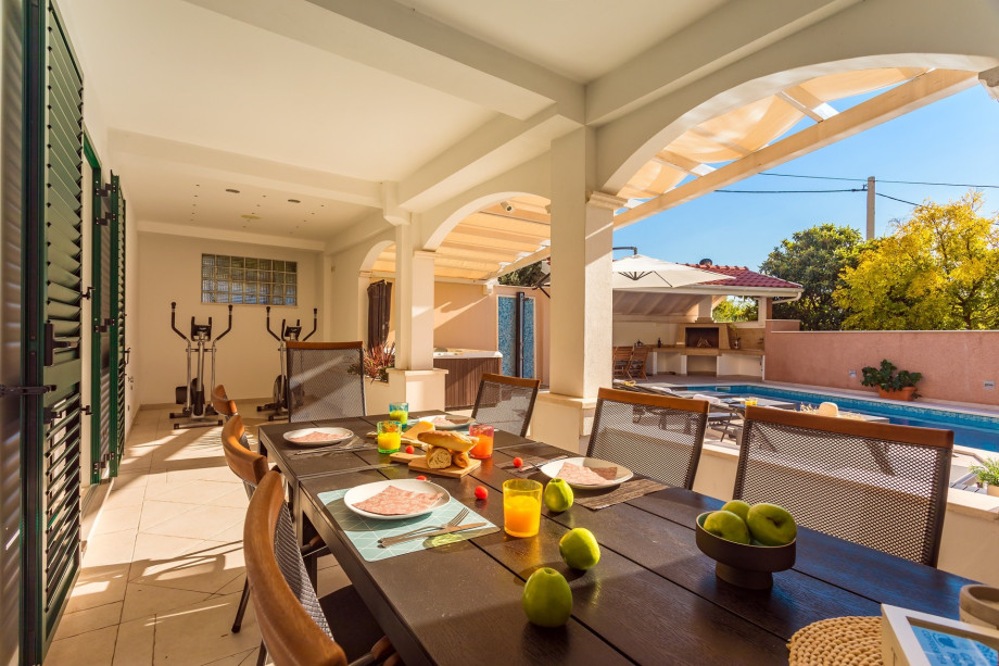 Offering 24 sqm pool, a Jacuzzi, 6 bedrooms, 6 bathrooms, a living room, and a kitchen with access to the heated private swimming pool