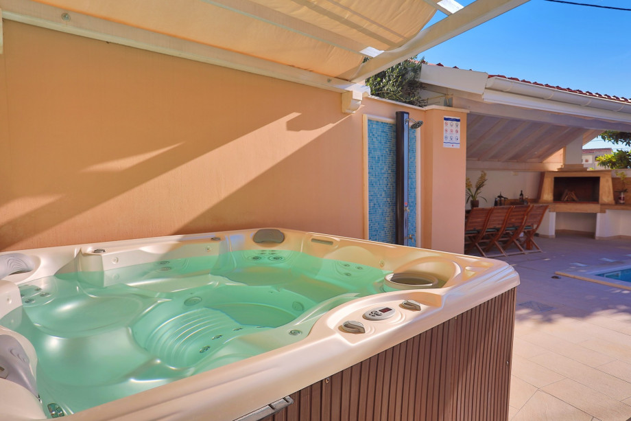 An outdoor Jacuzzi for 6 pax