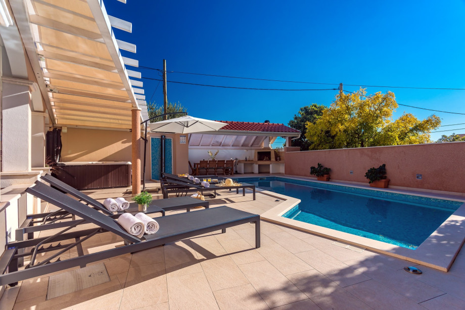 Private heated pool 8m x 3m with hydro massage and outdoor shower, a sun deck area with 6 sun deck chairs