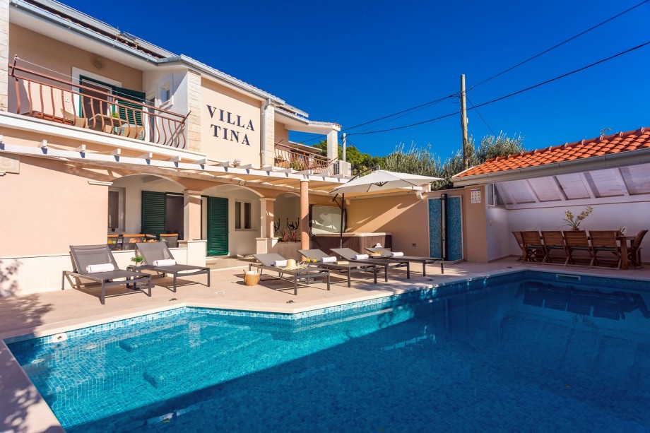 Villa Tina is a comfortable and fully air-conditioned accommodation for 12 people. Offering 24 sqm pool, a Jacuzzi, 6 bedrooms, 6 bathrooms...