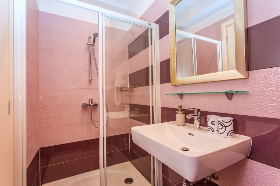 en-suite bathroom with shower