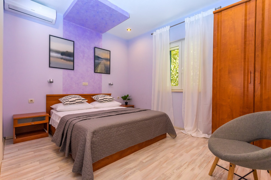 Bedroom NO2 with double bed 160 x 200, TV, en-suite bathroom with shower