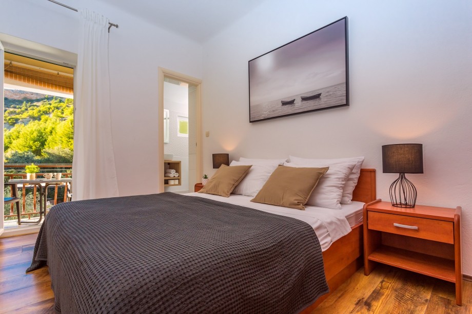 Bedroom No.4 with a  balcony and a kitchenette