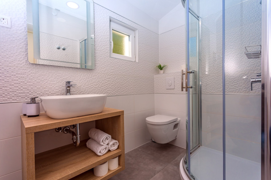 en-suite bathroom with a shower in bedroom No. 4