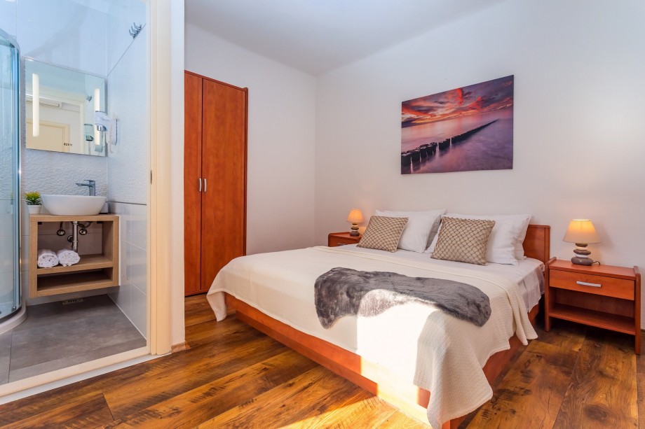 Bedroom NO6 with double bed 160 x 200, TV, A/C, en-suite bathroom with shower