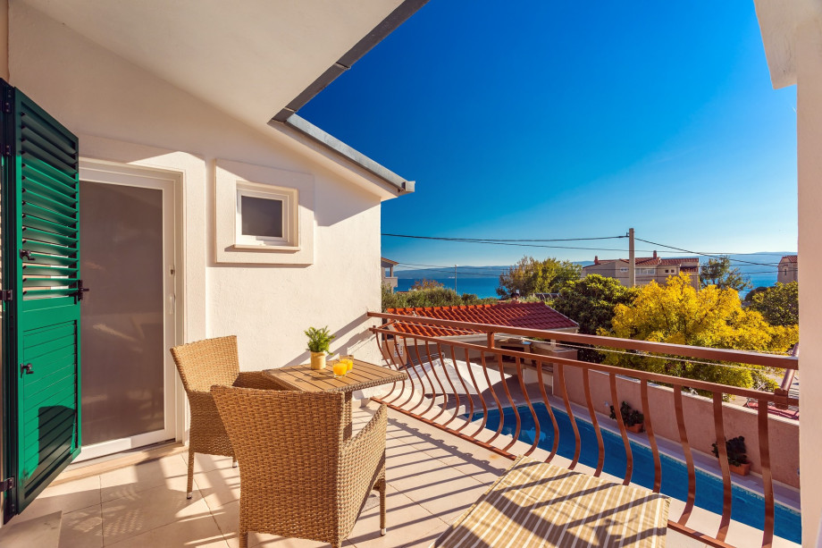 Bedroom No.6 with  kitchenette and the  balcony with sea and pool views.
