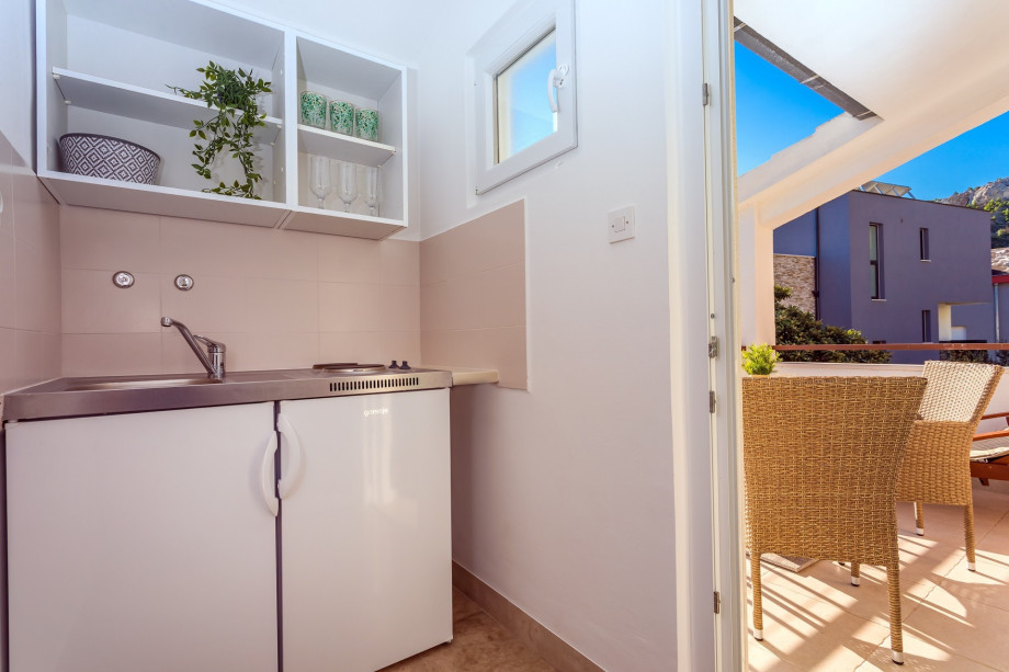 Bedroom No.6 with  kitchenette and the  balcony with sea and pool views.
