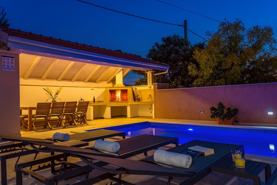 24 sqm pool, a Jacuzzi, 6 bedrooms, 6 bathrooms, a living room, and a kitchen with access to the heated private swimming pool.