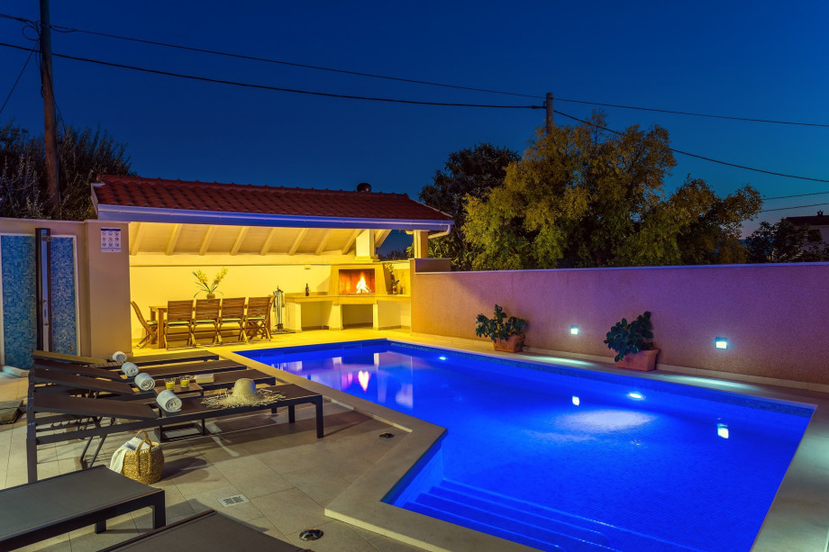 Only 90 meters away from the beautiful sandy beaches of Duće, within walking distance of restaurants, bars, mini markets, local bus station, 2,5 km far from Omiš.