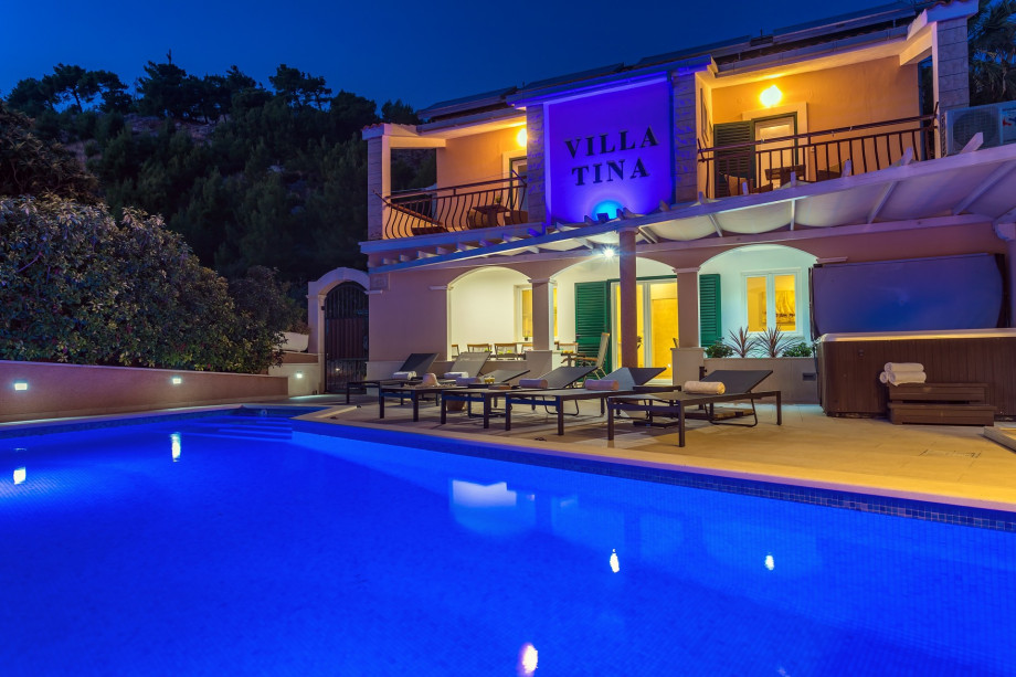 Private heated pool 8m x 3m with hydro massage and outdoor shower, a sun deck area with 6 sun deck chairs. An outdoor Jacuzzi for 6 pax