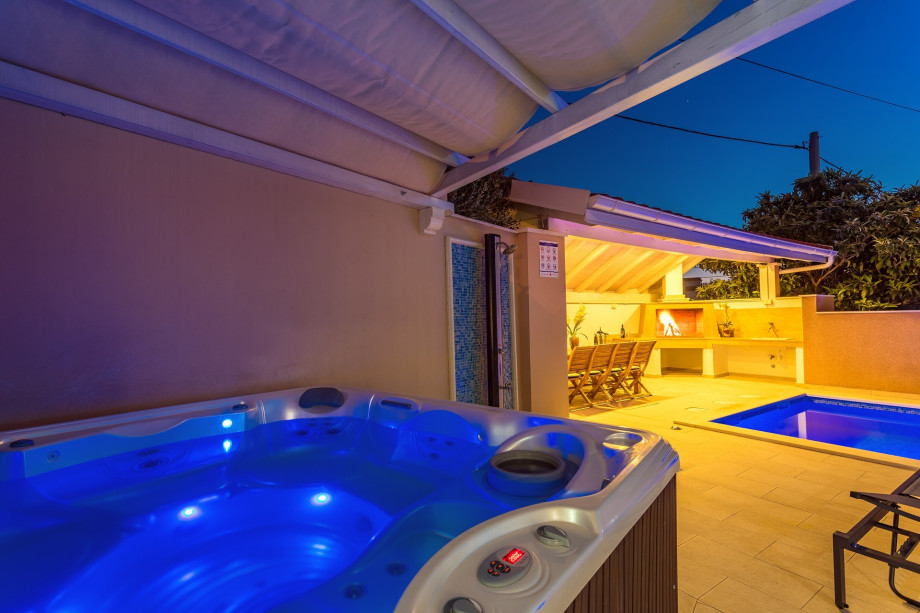 An outdoor Jacuzzi for 6 people