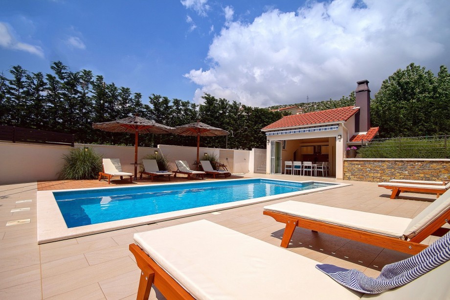 Private and heated pool with 8 deck chairs, fully fenced area