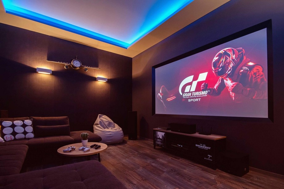 Cinema room with huge sofa, lazy bags, AC, free WiFi, PS4, Netflix and more