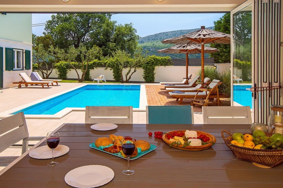 Fully equipped summer kitchen with traditional barbecue, TV, toilet