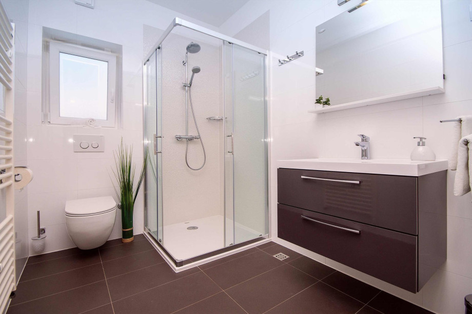 Bathroom No1 with  shower in Bedroom NO1