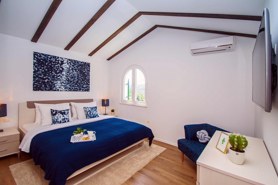 Bedroom NO2 with king size bed 180x200 and one single bed in separated part of room, TV , en-suite bathroom