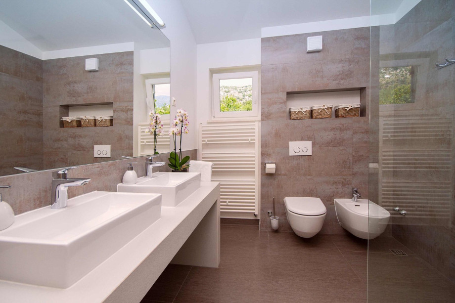 Family Bathroom NO3 between bedrooms NO3 and NO4