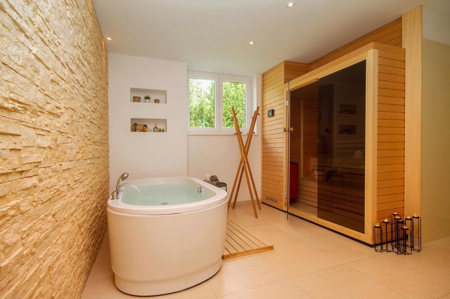 Sauna place with tub and free standing shower - on the ground floor