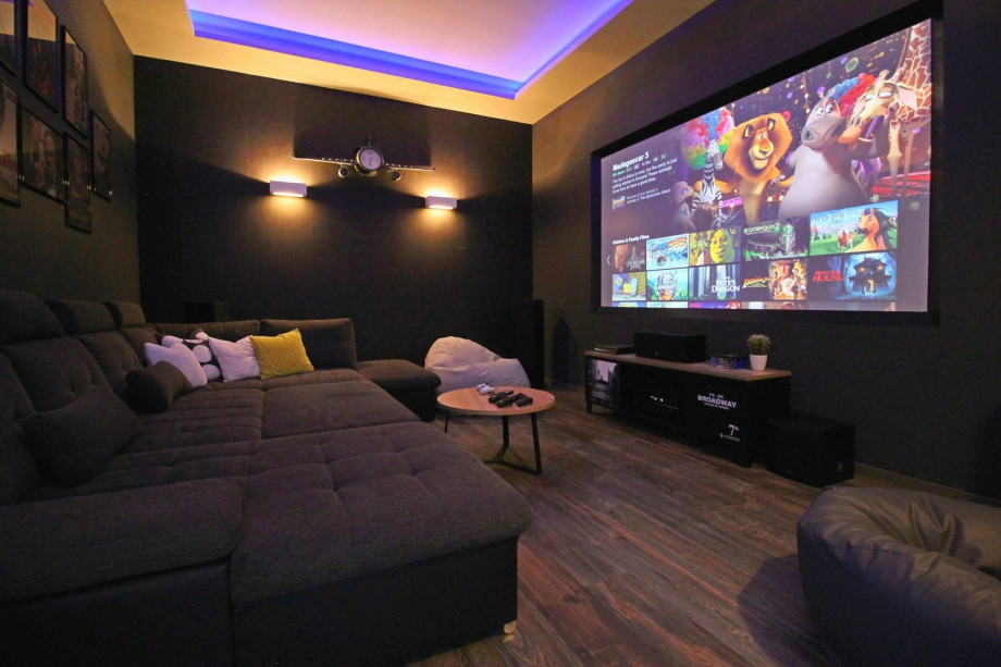 Cinema room with huge sofa, lazy bags, AC,free WiFi, PS4, Netflix and more