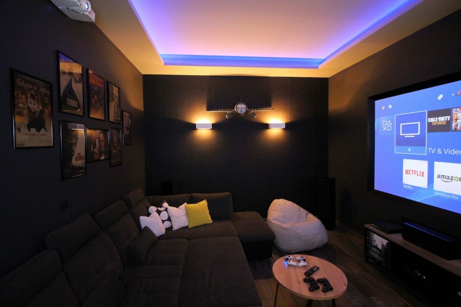 Cinema room with huge sofa, lazy bags, AC, free WiFi, PS4, Netflix and more