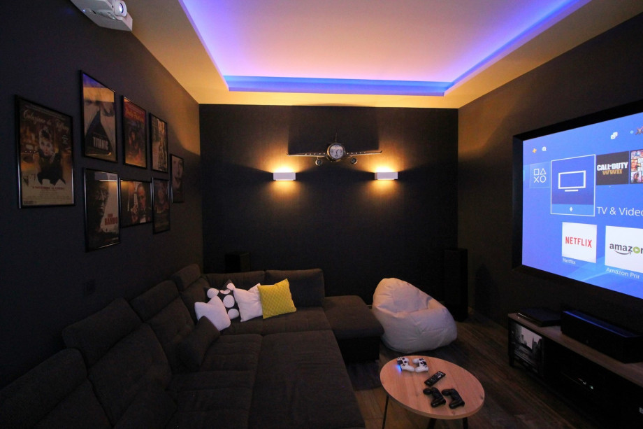 Cinema room with huge sofa, lazy bags, AC, free WiFi, PS4, Netflix and more