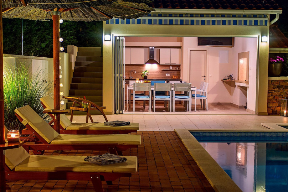 Voll ausgestattete Sommerküche mit traditionellem Grill, TV, WC (abends)