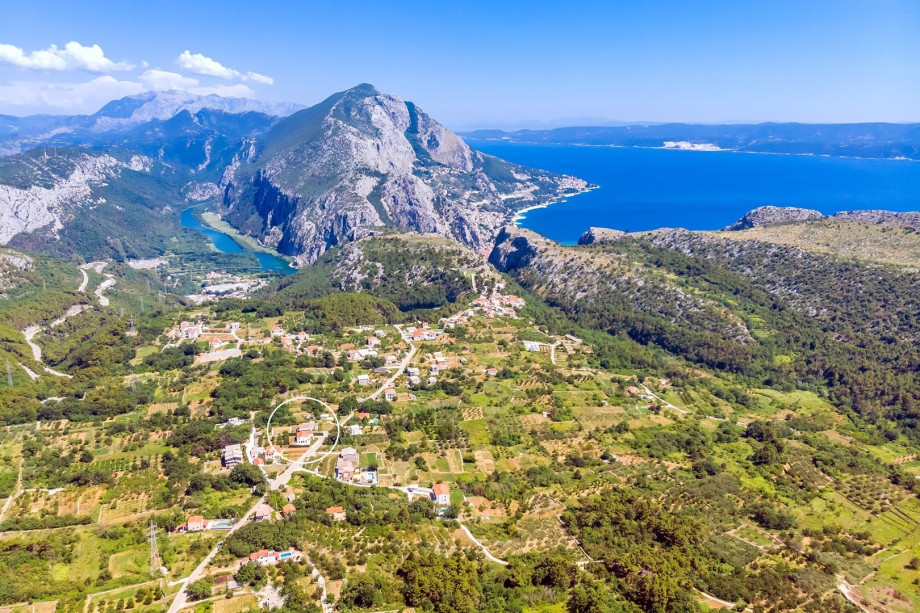 Marked position of Villa Stozak located only 7 km from the beach and Omiš town