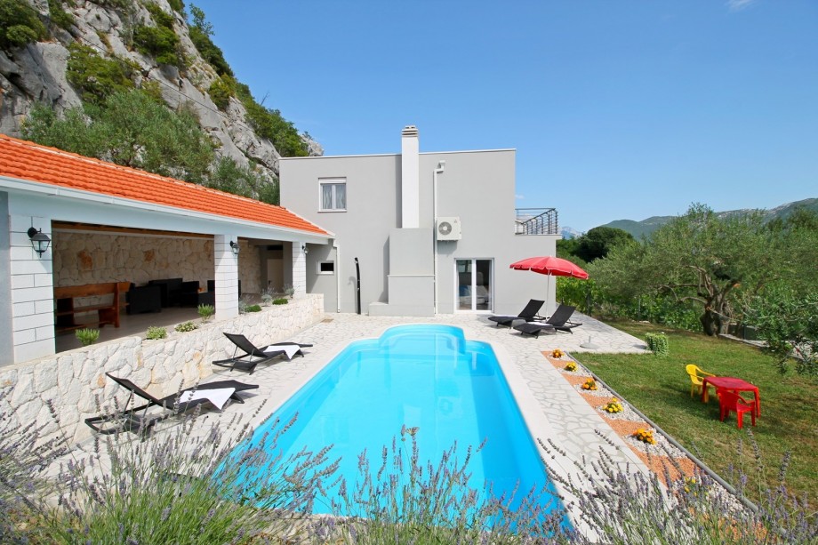 VILLA PASIKA with privste pool, summer kitchen, BBQ, 4 bedrooms
