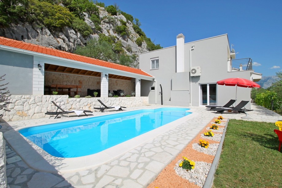 Private 31 square meter pool and fenced outdoor