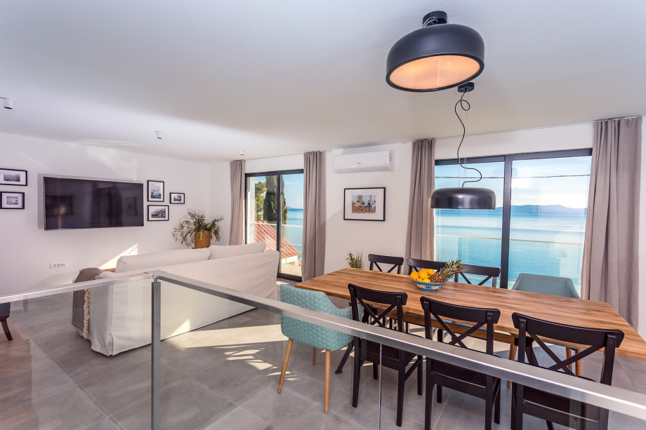 From the dining room, you can approach a lounge area on the west side of the villa.