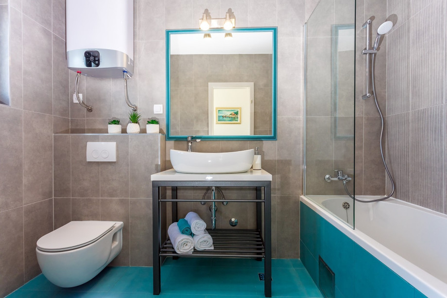 En-suite bathroom with a bathtub