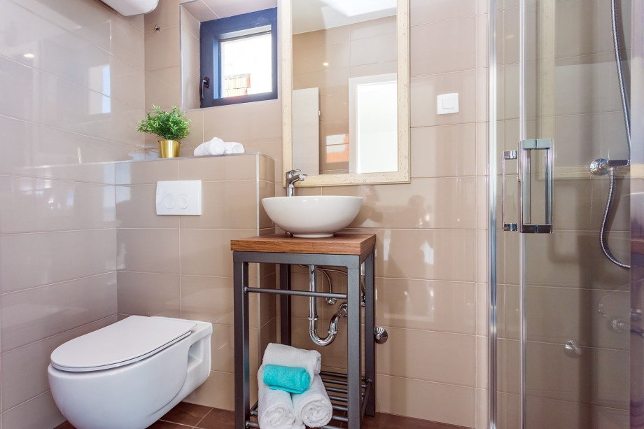 En-suite bathroom with shower in master bedroom No.2