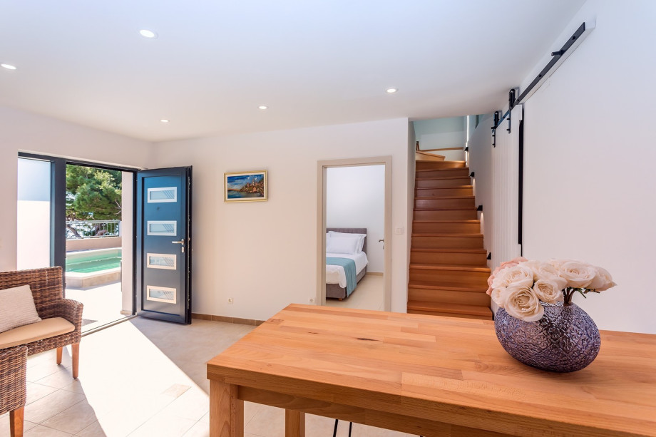 Summer kitchen with a lounge corner with a TV and a family bathroom with a shower.