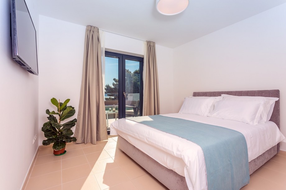 Bedroom No4 on the ground floor with king-size bed 160x200, TV, A/C,