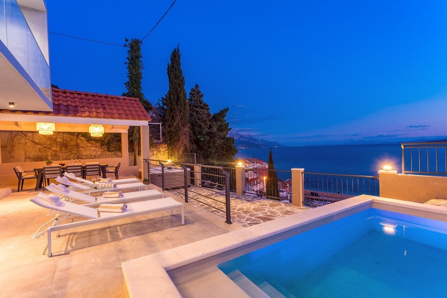 Enjoy evenings at pool and  jacuzzi at this peacful  place