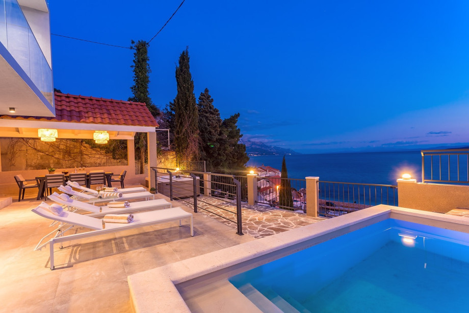 Enjoy evenings at pool and  jacuzzi at this peacful  place