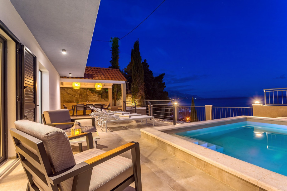 Enjoy evenings at pool and  jacuzzi at this peacful  place