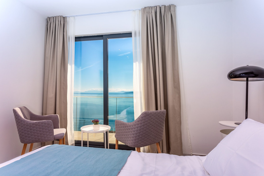 Master bedroom No2 with king-size bed 180x200, TV, A/C, en-suite bathroom with a bathtub