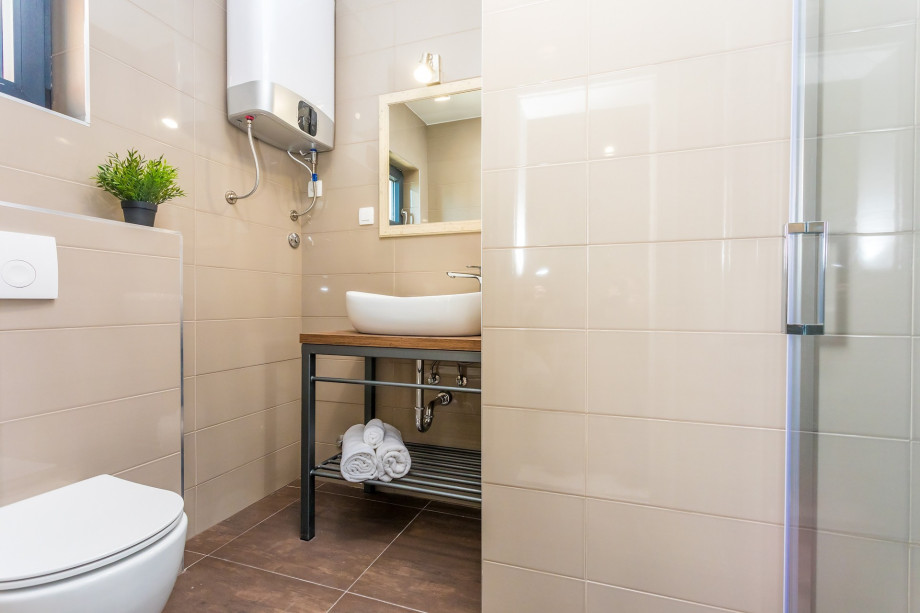 En-suite bathroom with shower in bedroom No.3