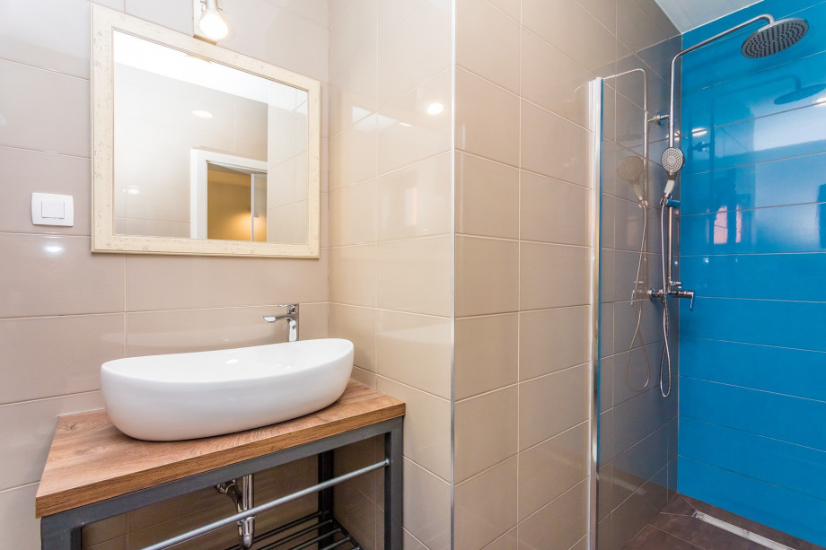 En-suite bathroom with shower in bedroom No.3