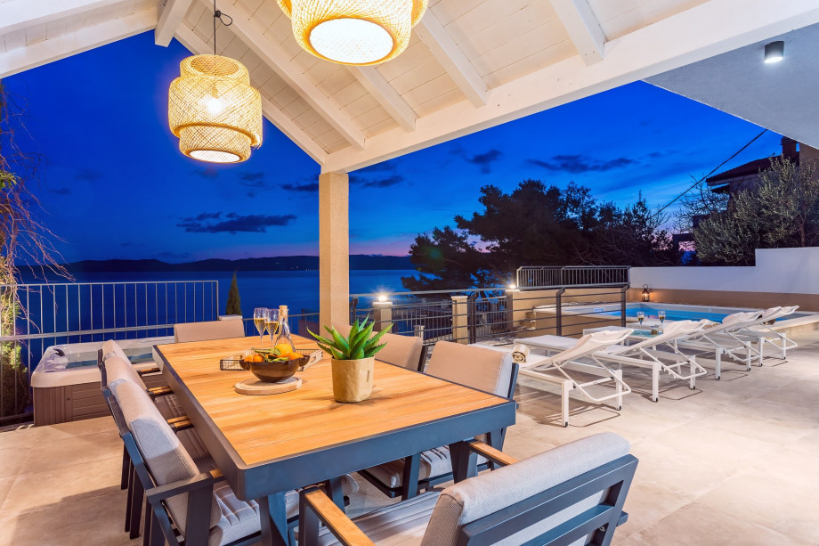 Outdoor dining area for 8 people by night  and carefully arranged lights