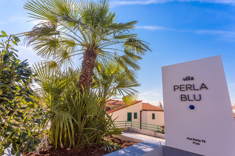 Villa Perla Blu is specially designed for family or friend relaxing holiday, conveniently located only 50m to the beach, 100m from minimarket, and the restaurant and a bar