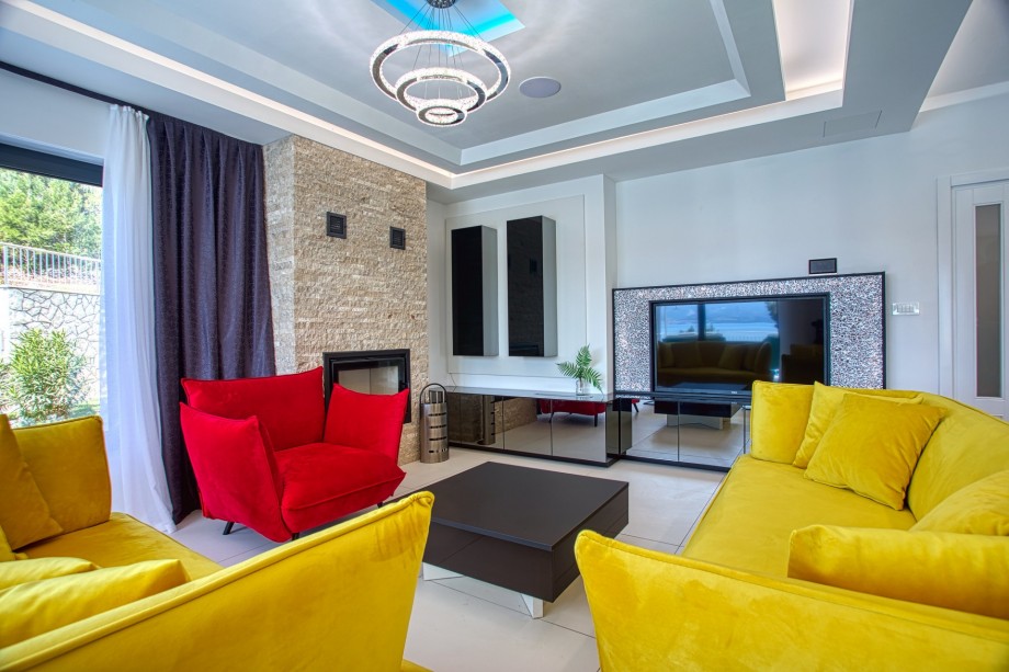 The living room offers a flat-screen TV, free WiFi, A/C, PS4, a fireplace