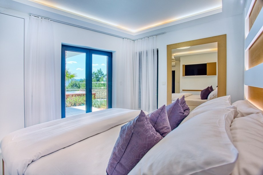 A Bedroom No1 (ground floor) offers an exit to the jacuzzi and pool