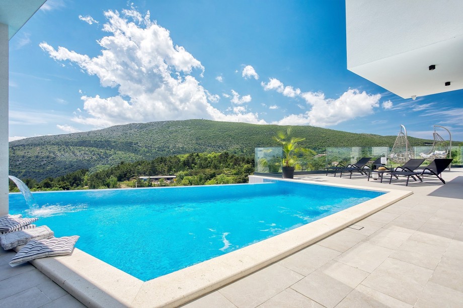 Infinity pool with spectacular panoramic views
