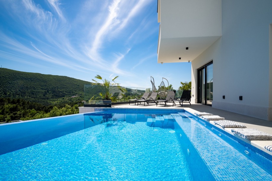 A private 34 sqm infinity swimming pool with automated salt electrolysis system